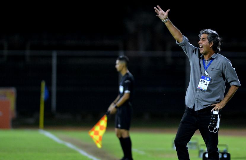Pelatih Bali United Stefano Cugurra memberikan instruksi saat pertandingan.