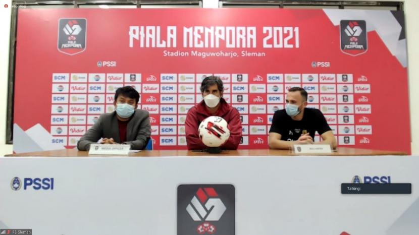 Pelatih Bali United, Stefano Cugurra (tengah) dan pemain Bali United, Ilija Spasojevic dalam konferensi pers daring.
