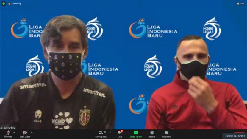 Pelatih Bali United, Stefano 'Teco' Cugurra dan pemainnya, Ilija Spasojevic (kanan), dalam jumpa pers daring, Kamis (26/8), menjelang laga perdana Liga 1 Indonesia vs Persik Kediri.