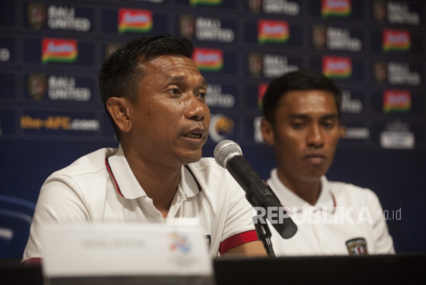 Pelatih Bali United Widodo C Putro (kiri) bersama pesepak bola Bali United Fadil Sausu (kanan) memberi keterangan pers terkait kesiapan timnya jelang pertandingan Liga Champion Asia 2018 di Stadion Dipta, Gianyar, Senin (15/1). 