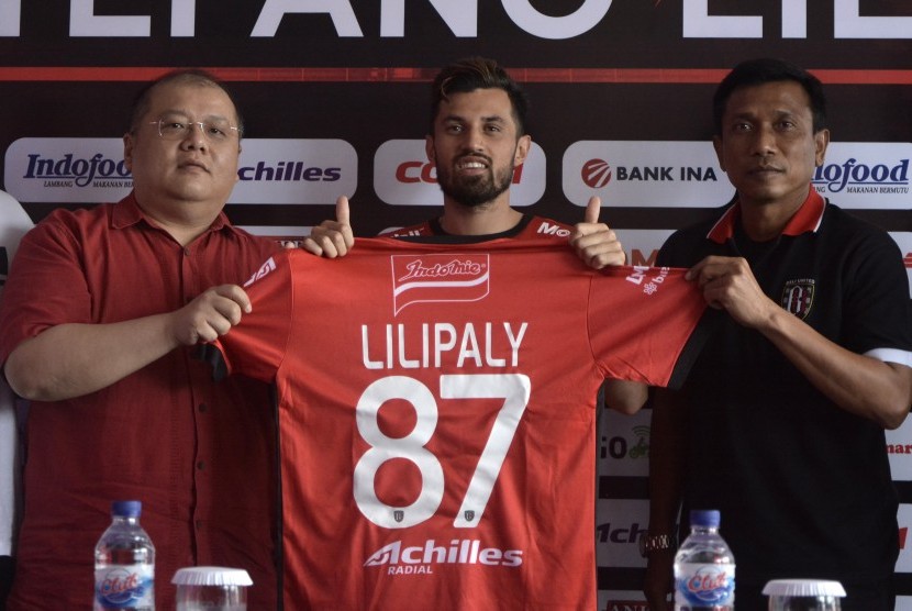 Pelatih Bali United Widodo Cahyono Putro (kanan) bersama CEO Bali United Yabes Tanuri (kiri) memperkenalkan pesepak bola Stefano Lilipaly yang baru bergabung dengan Bali United, di Kuta, Bali, Minggu (13/8). 