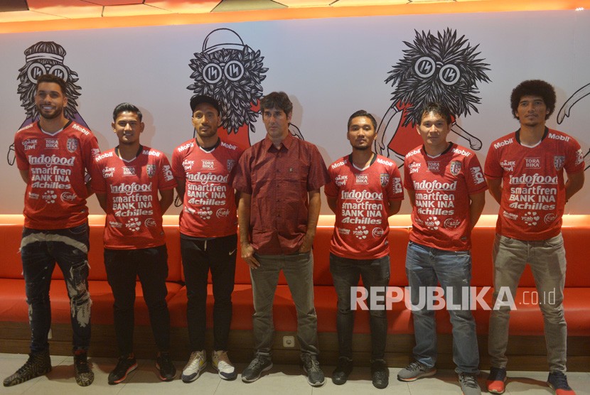 Pelatih Bali United yang baru Stefano Cugurra (tengah) berfoto bersama enam pemain baru seusai konferensi pers di Stadion I Wayan Dipta, Gianyar, Bali, Senin (14/1//2019).