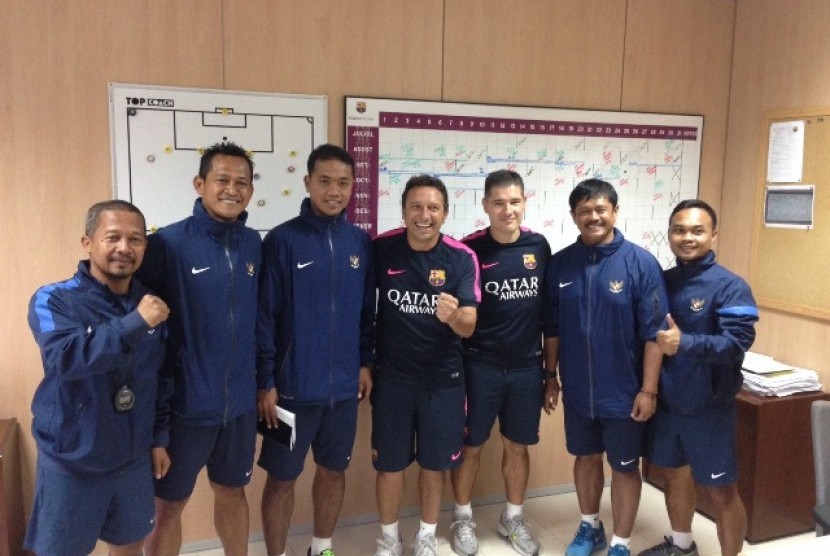 Mantan pelatih Barcelona B, Eusebio Sacristan (tengah) kini melatih Real Sociedad.