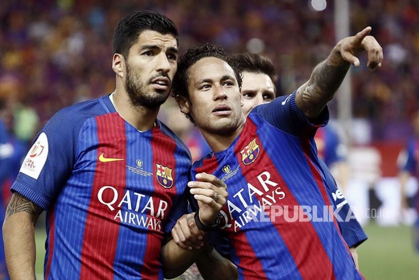 Pelatih Barcelona FC Luis Suarez dan  Neymar Jr pada gelaran final Piala Raja Spanyol, di Stadion Vicente Calderon, Madrid, Spanyol, Ahad (28/5) dini hari