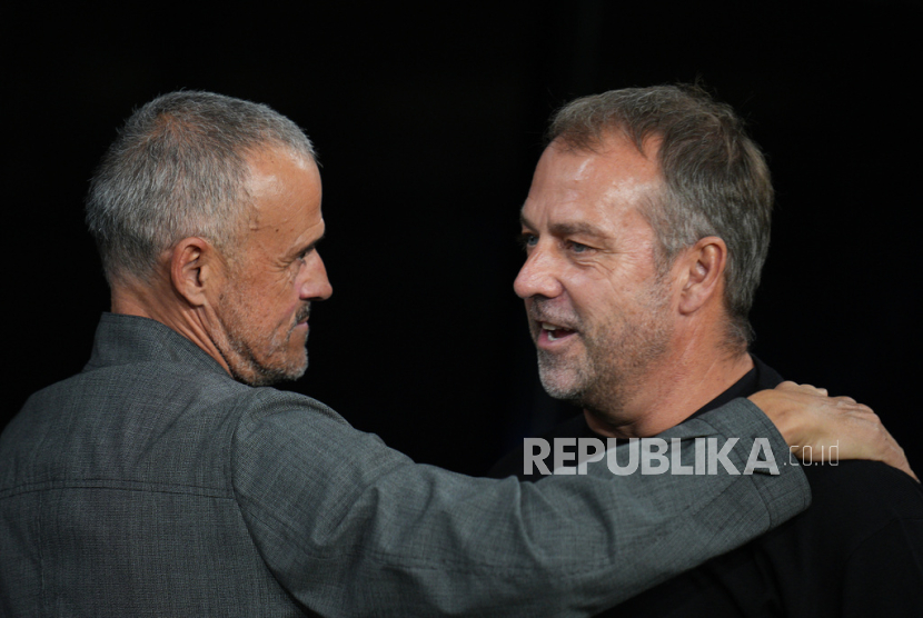 Pelatih Barcelona Hansi Flick (kanan) berbincang dengan pelatih Paris Saint-Germain Luis Enrique.