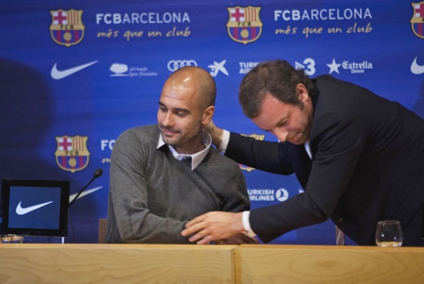 Pelatih Barcelona Josep Guardiola (kiri) bersama Presiden Klub Sandro Rosell (kanan) saat pengumuman pengunduran dirinya di Barcelona, Spanyol, Jumat (27/4).