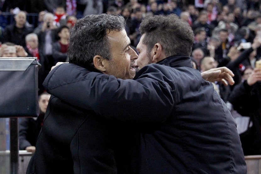 Pelatih Barcelona Luis Enrique (kiri) memeluk pelatih Atletico Madrid, Diego Simeone pada laga Copa del Rey lawan Atletico Madrid di Vicente Calderon, Kamis (2/2) dini hari WIB. Barcelona menang 2-1.
