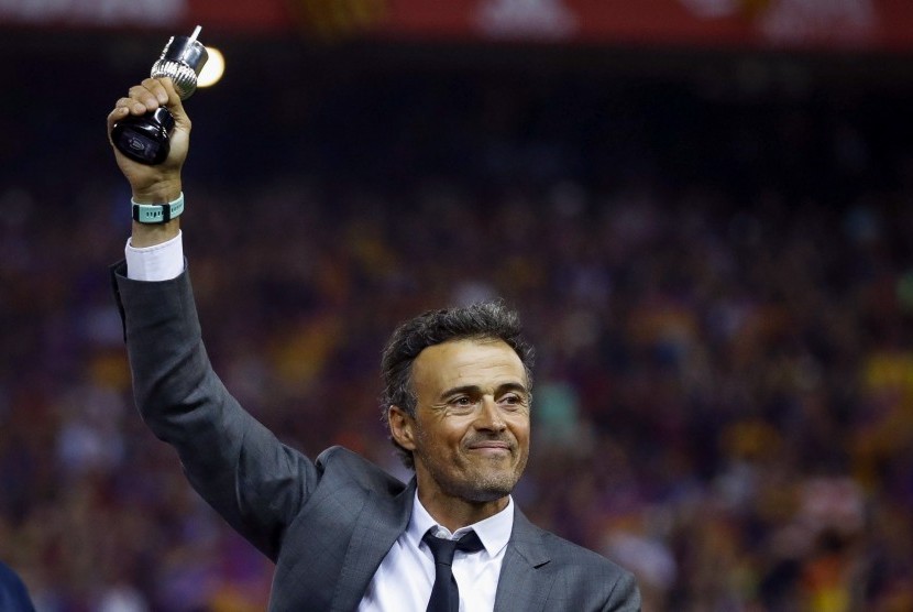 Pelatih Barcelona, Luis Enrique mengangkat miniatur trofi Copa del Rey setelah timnya berhasil mengalahkan Deportivo Alaves, Ahad (28/5) dini hari WIB.