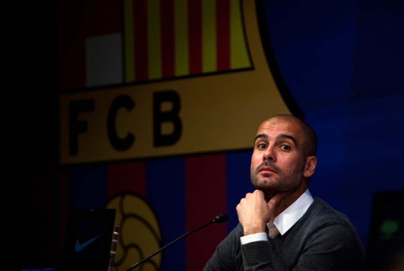 Pelatih Barcelona Pep Guardiola dalam konferensi pers mengumumkan pengunduran dirinya di Barcelona, Spanyol, Jumat (27/4). 