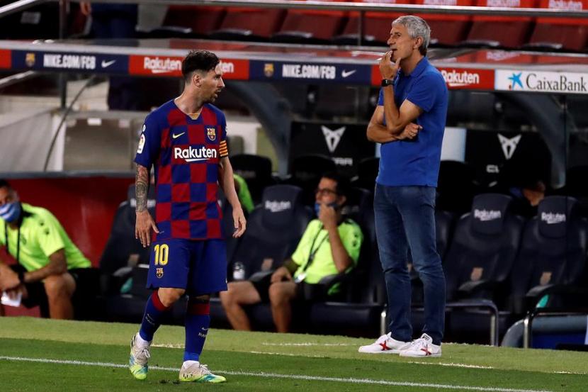 Pelatih Barcelona Quique Setien (kanan) menyaksikan anak-anak asuhnya dalam laga kontra Espanyol. 