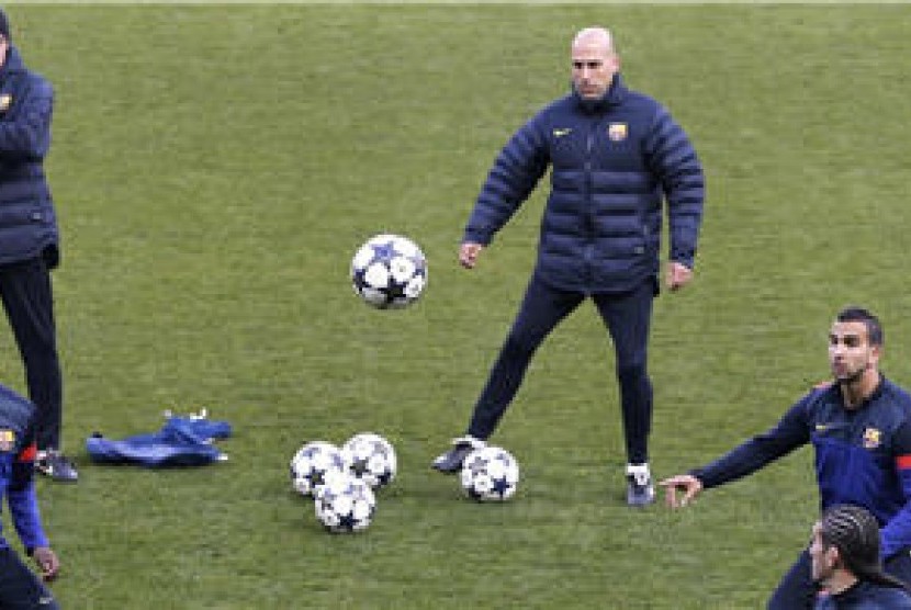 Pelatih Barcelona, Tito Vilanova (kiri atas), memimpin skuatnya menggelar latihan jelang laga perempat final Liga Champions lawan Paris Saint Germain di Parc des Princes, Paris, Senin (1/4). 