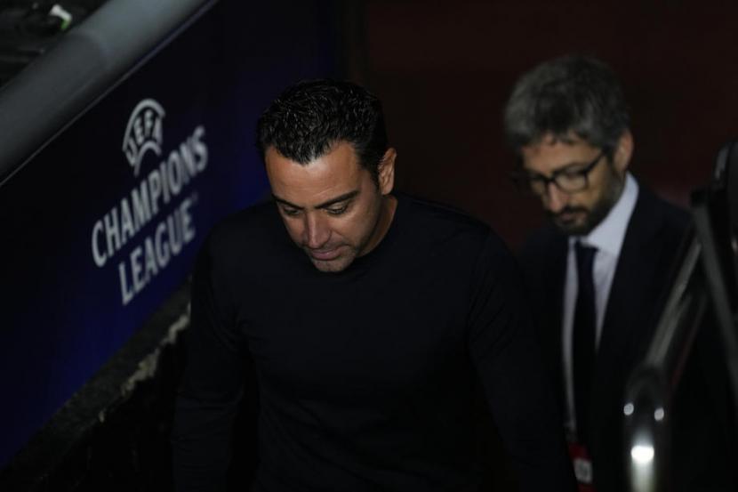 Pelatih Barcelona Xavi Hernandez tampak tertunduk saat memasuki arena laga timnya Vs Bayern Muenchen dalam lanjutan Liga Champio s 2022/2023 di Camp Nou, Kamis (27/10/2022). 