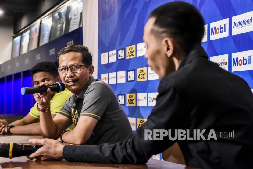 Pelatih Barito Putera Djadjang Nurdjaman (tengah) menjawab pertanyaan wartawan saat konferensi pers di Graha Persib, Jalan Sulanjana, Kota Bandung, Senin (10/2). 