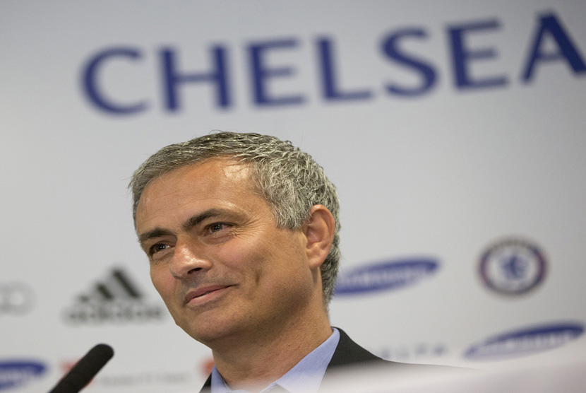 Pelatih baru Chelsea Jose Mourinho berbicara kepada media saat jumpa pers di Stadion Stamford Bridge Chelsea di London, Senin (10/6) waktu setempat.    (AP/Alastair Grant)