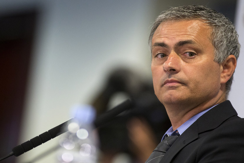 Pelatih baru Chelsea Jose Mourinho berbicara kepada media saat jumpa pers di Stadion Stamford Bridge Chelsea di London, Senin (10/6) waktu setempat.    (AP/Alastair Grant)