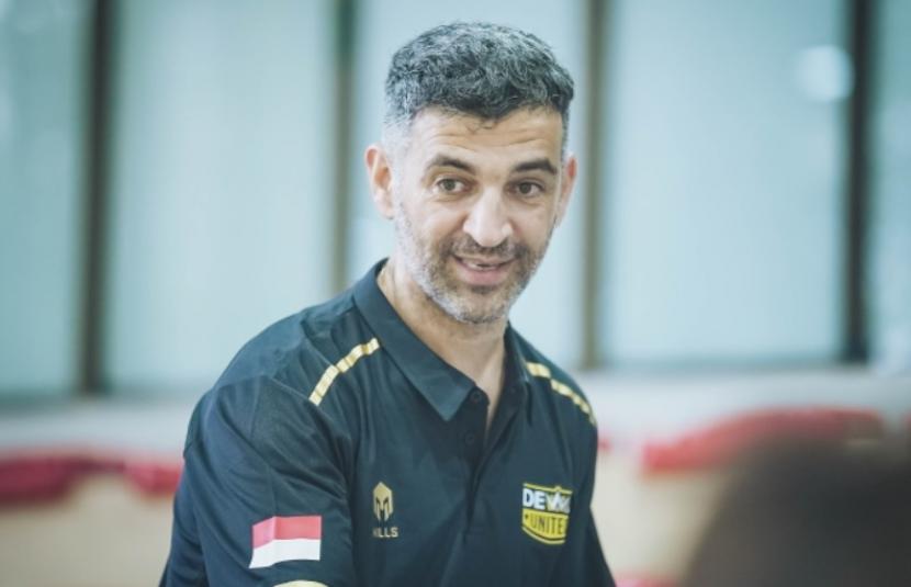 Pelatih baru Dewa United Surabaya Basketball Maximiliano Enrique Seigorman.