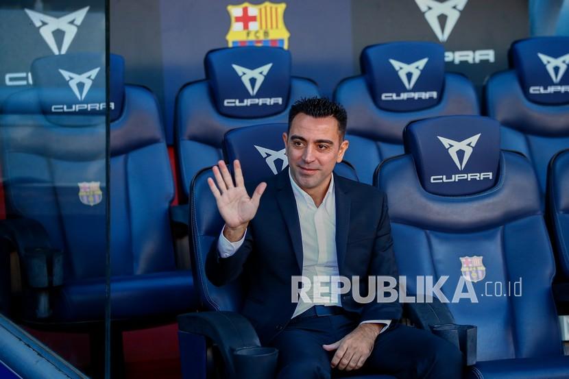 Pelatih baru FC Barcelona Xavi Hernandez melambaikan tangan saat presentasi resminya di stadion Camp Nou di Barcelona, ??Spanyol, Senin (8/11/2021).