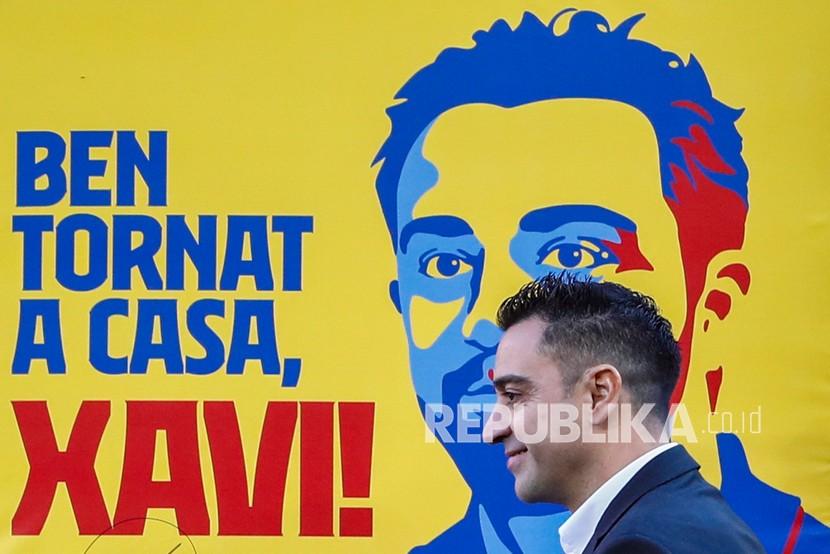  Pelatih baru FC Barcelona Xavi Hernandez memberi isyarat pada presentasi resminya di stadion Camp Nou di Barcelona, ??Spanyol, Senin (8/11/2021).