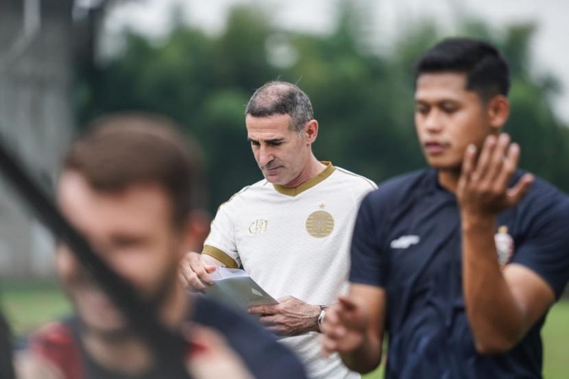 Pelatih Persija Jakarta Angelo Alessio (tengah).