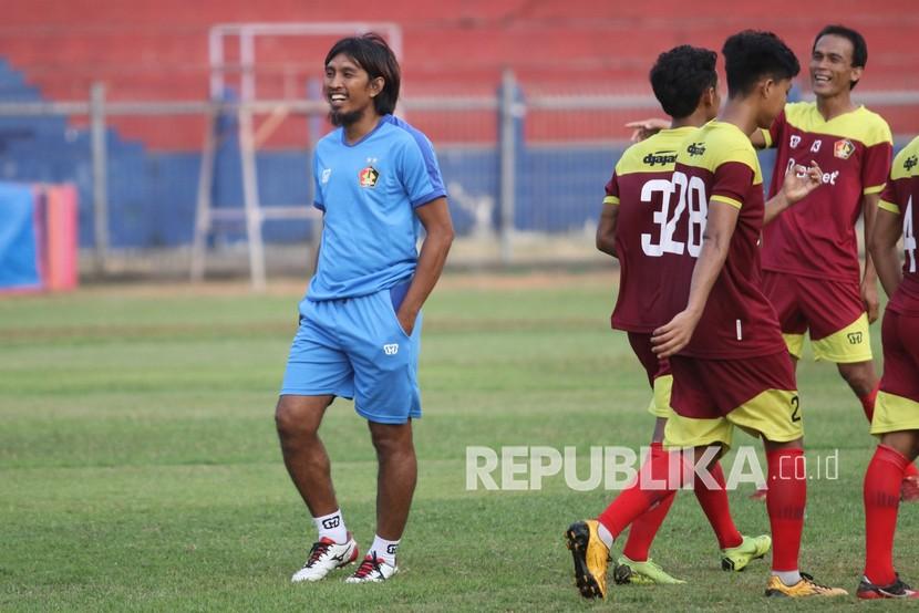 Pelatih baru Persik Kediri Budi Sudarsono (kiri) memimpin latihan di Stadion Brawijaya, Kota Kediri, Jawa Timur.
