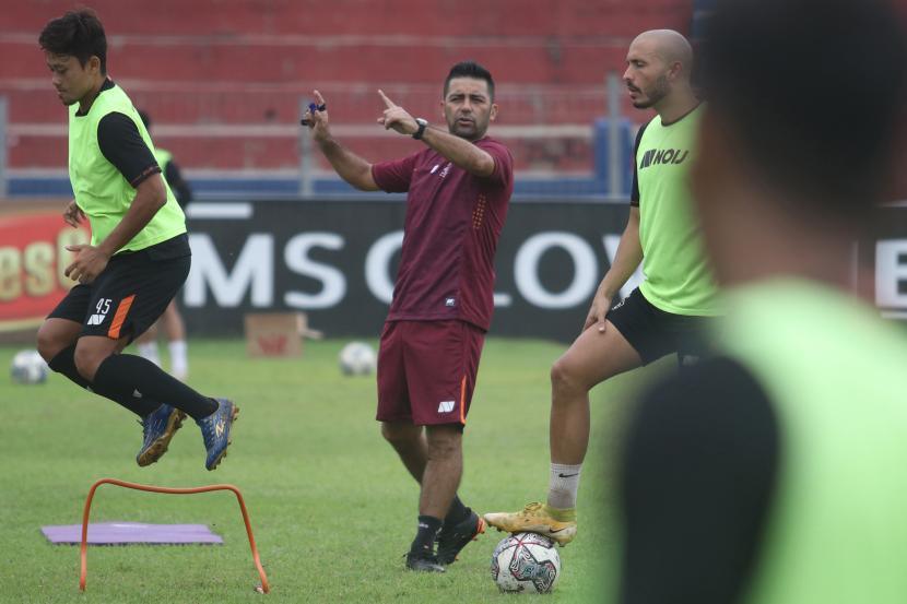 Pelatih baru Persik Kediri Javier Roca (tengah) memberikan arahan kepada pemain saat memimpin latihan di Stadion Brawijaya, Kota Kediri, Jawa Timur, Senin (15/11/2021). Manajemen Persik Kediri rismi menunjuk pelatih asal Cile tersebut sebagai pelatih menggantikan Joko Susilo untuk mengarungi Seri 3 Liga 1 2021/2022.