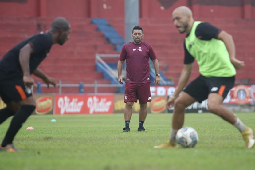 Pelatih Persik Kediri Javier Roca (tengah) memberikan arahan kepada pemain saat memimpin latihan.