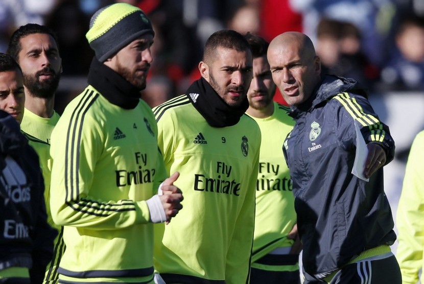 Pelatih baru Real Madrid, Zinedine Zidane (kanan), sedang berbicara dengan Benzema (kedua dari kanan) pada saat melakoni sesi latihan di Valdebebas, 5 Januari 2016