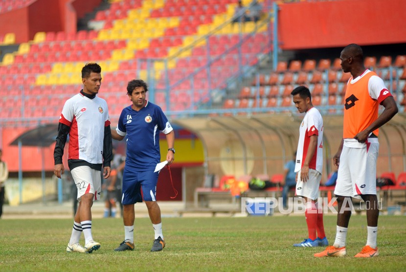Pelatih baru tim Semen Padang FC Eduardo Almeida (kedua kiri) memimpin latihan di Stadion GOR H Agus Salim Padang, Sumatera Barat, Sabtu (21/9/2019). S