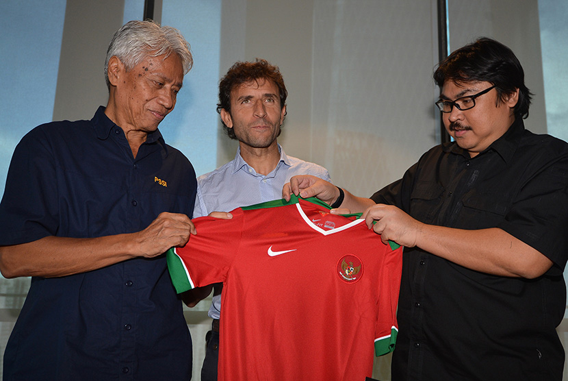 Pelatih baru Timnas Indonesia Luis Milla (tengah) bersama Sekjen PSSI Ade Wellington (kanan) dan Direktur Teknik Danurwindo (kiri) menunjukkan jersey Timnas usai jumpa pers di Kantor PSSI, Jakarta, Jumat (20/1). 