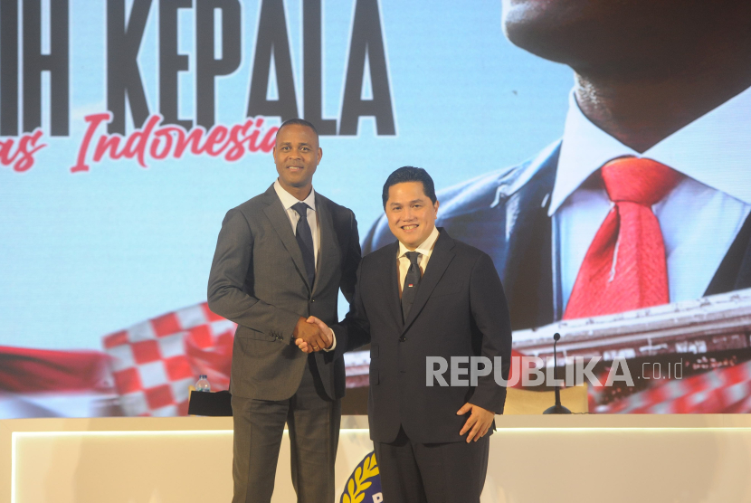 Pelatih Baru Timnas Indonesia Patrick Kluivert bersalaman dengan Ketua PSSI Erick Thohir usai press conference di Jakarta, Ahad (12/1/2025).