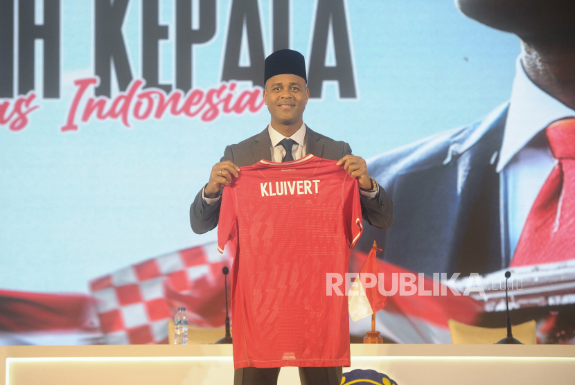 Pelatih Baru Timnas Indonesia Patrick Kluivert saat press conference di Jakarta, Ahad (12/1/2025).