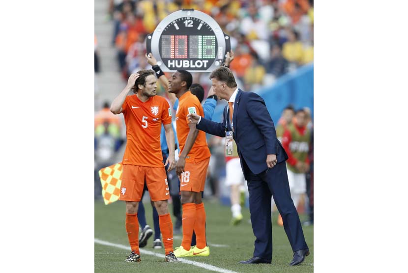 Pelatih Belanda Louis van Gaal (R) berbicara dengan pemainnya Daley Blind selama Piala Dunia FIFA 2014 grup B pertandingan babak penyisihan antara Belanda dan Chile di Arena Corinthians di Sao Paulo, Brasil, Senin (23/6).   (EPA/Tolga Bozoglu).