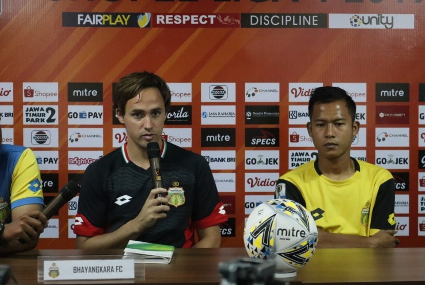 Pelatih Bhayangkara FC Paul Munster (kiri) dan pemain Bhayangkara Wahyu Subo Seto (kanan) di Stadion PTIK, Jakarta, Selasa (22/10). 