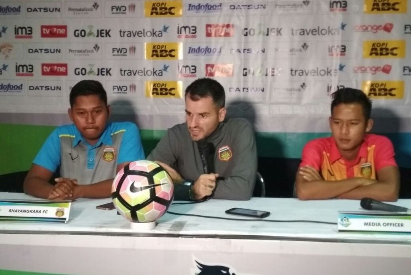 Pelatih Bhayangkara FC Simon Mc Menemy (tengah).