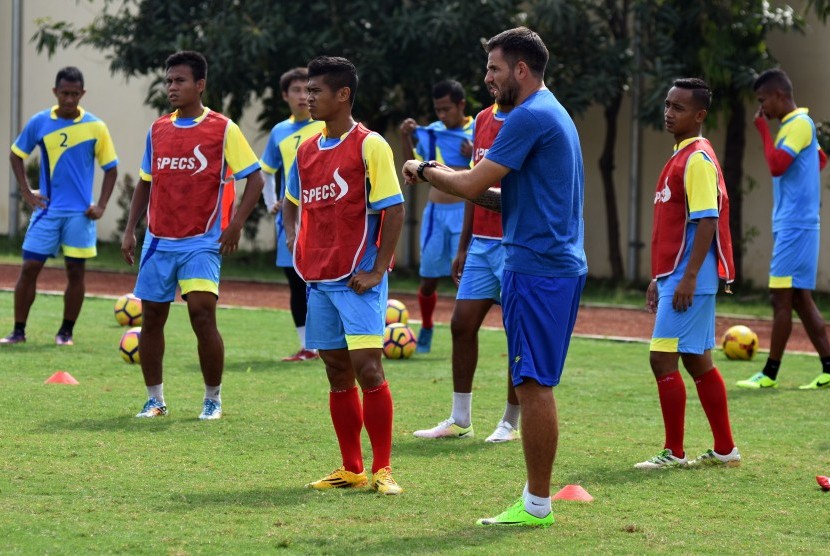 Pelatih Bhayangkara FC Simon McMenemy (ketiga kanan) memimpin anak asuh nya berlatih.