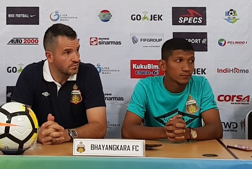 Pelatih Bhayangkara FC Simon McMenemy (kiri).