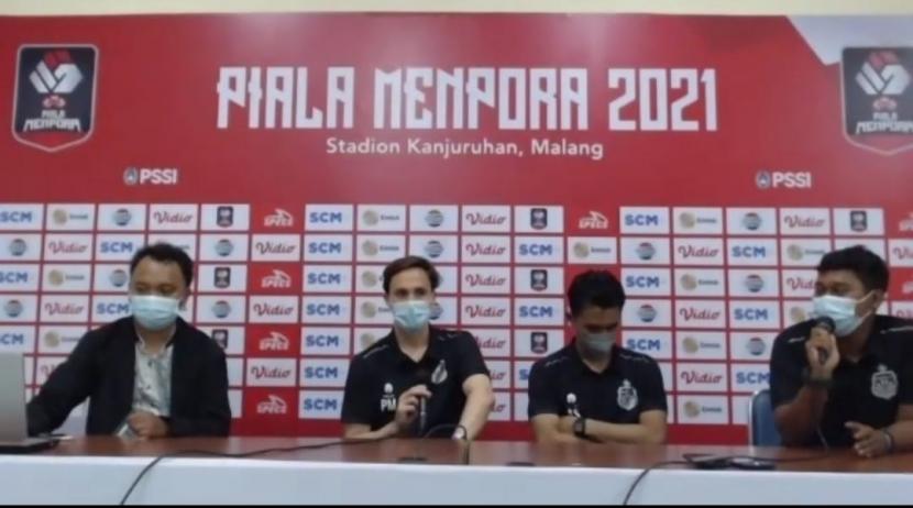 Pelatih Bhayangkara Solo FC, Paul Munster dan pemain Alsan Sanda melakukan konferensi pers secara daring seusai melawan Borneo FC di Stadion Kanjuruhan, Malang, Senin (22/3). 