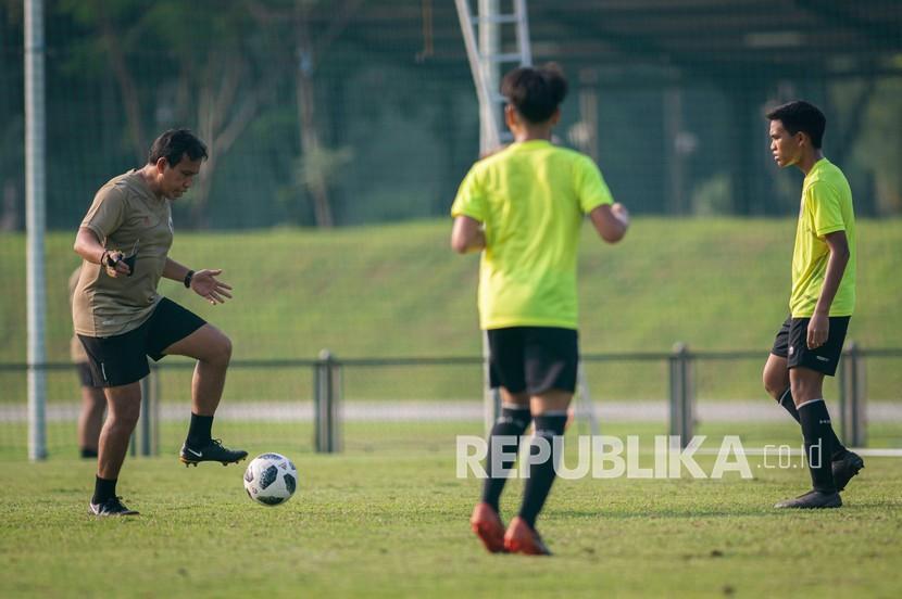 Pelatih timnas Indonesia U-17 Bima Sakti (kiri) memberi arahan kepada para pesepak bola yang mengikuti seleksi masuk timnas.