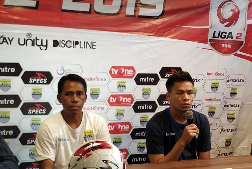 Pelatih Blitar Bandung United, Budiman Yunus (kiri) dan pemain Blitar Bandung United Wildan Ramdani di Graha Persib, Jalan Sulanjana, Kota Bandung, Senin (16/9).