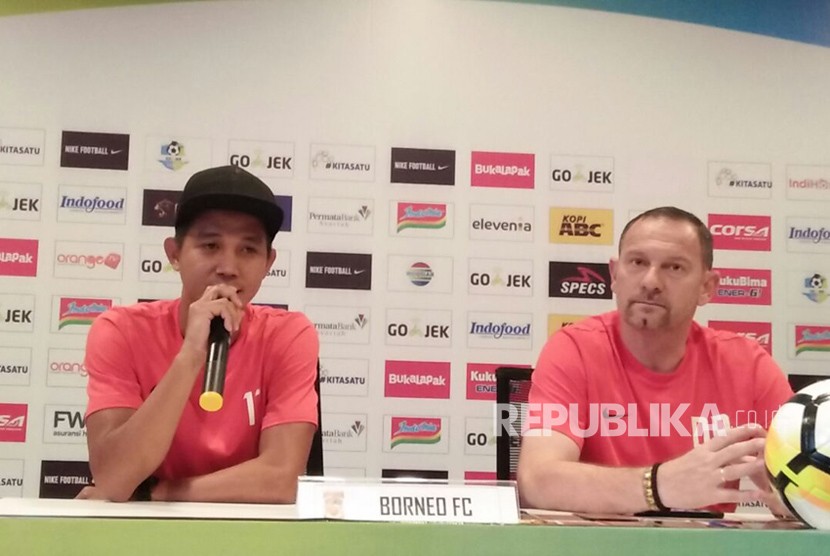 Pelatih Borneo FC, Dejan Antonic (kanan) dan pemain Borneo FC Abdul Rahman di Graha Persib, Bandung, Jumat (20/4).
