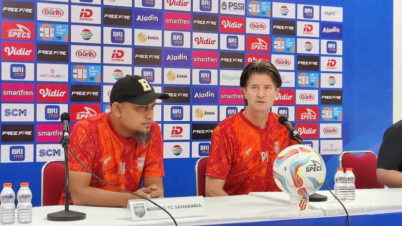Pelatih Borneo FC, Pieter Huistra (kiri).