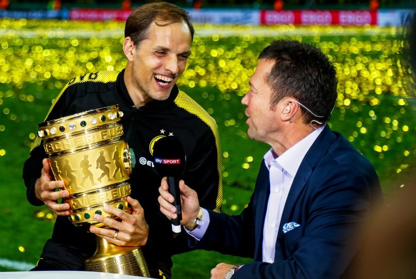 Pelatih Borussia Dortmund, Thomas Tuchel (kiri) setelah timnya berhasil menjuarai DFB Pokal, Ahad (28/5) dini hari WIB.