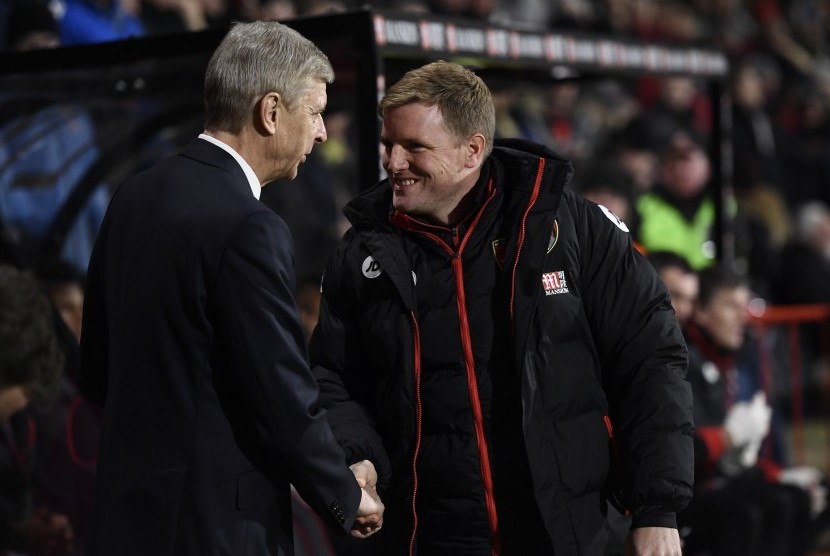 Pelatih Bournemouth, Eddie Howe bersalaman dengan pelatih Arsenal, Arsene Wenger sebelum laga Liga Primer di stadion Dean Court, Rabu (4/1) dini hari WIB. Laga berakhir imbang 3-3.