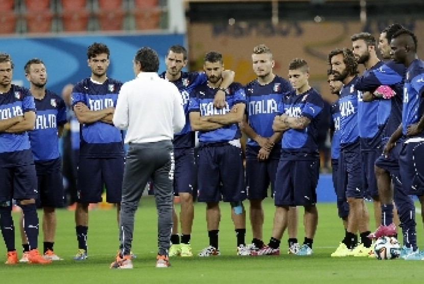Pelatih Cesare Prandelli memberikan pengarahan kepada pemain timnas Italia saat latihan di Manaus, Jumat (13/6).