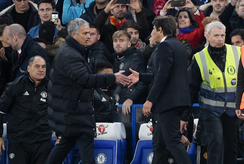 Pelatih Chelsea, Antonio Conte (kanan) dan pelatih Manchester United, Jose Mourinho.