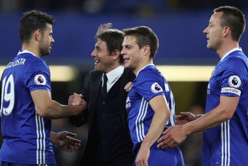 Pelatih Chelsea Antonio Conte (kedua kiri) bersama para pemainnya setelah mengalahkan Middlesbrough, Selasa (9/5).