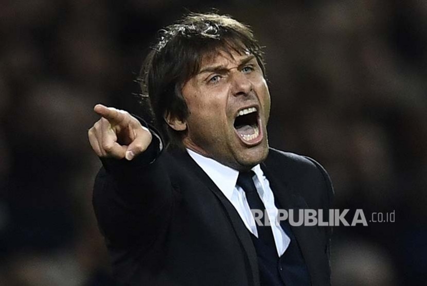 Pelatih Chelsea Antonio Conte memberikan instruksi kepada anak asuhnya saat menghadapi West Bromwich Albion