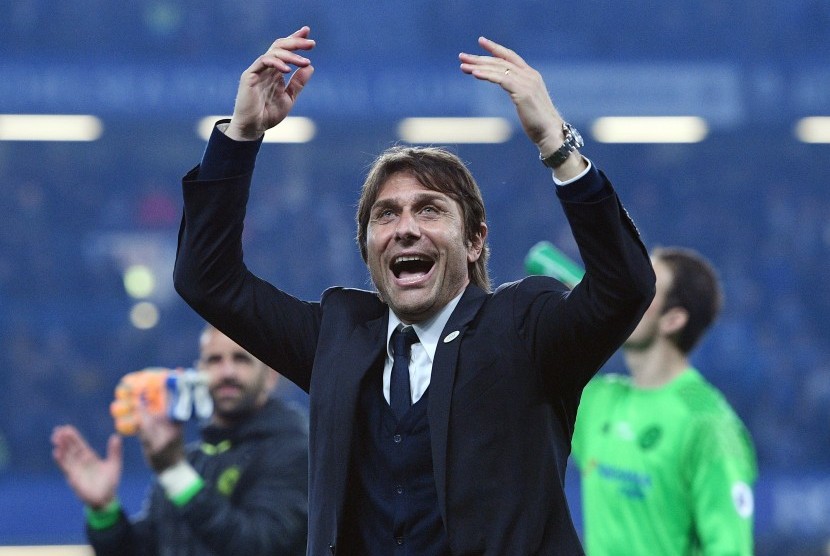 Pelatih Chelsea, Antonio Conte merayakan kemenangan Chelsea atas Watford di Stamford Bridge, Selasa (16/5) dini hari WIB. Chelsea menang 4-3.