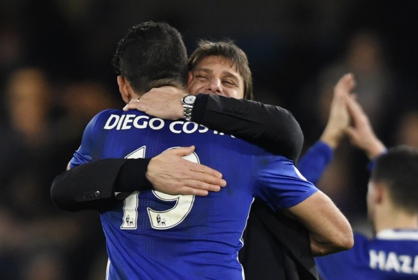 Pelatih Chelsea, Antonio Conte (tengah) memeluk Diego Costa seusai laga lawan Stoke City di Stamford Bridge, Sabtu (31/12). Chelsea menang 4-2.