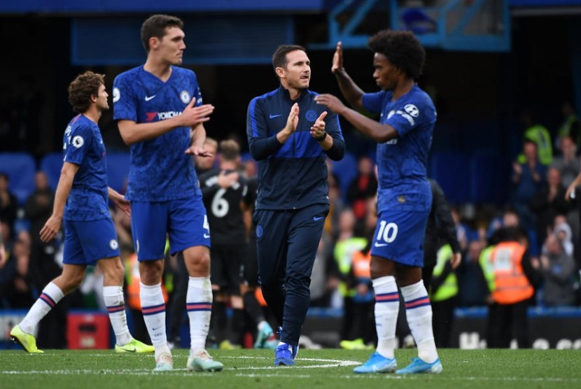 Pelatih Chelsea Frank Lampard (kedua kanan) bertepuk tangan seusai timnya mengalahkan Brighton and Hove Albion 2-0 di Stamford Bridge, Sabtu (28/9).